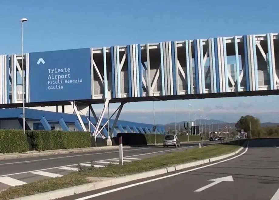 Sono 400 i finanzieri del Comando Fvg impegnati nel triveneto e in tutta Italia in acquisizioni documentali, perquisizioni e sequestri disposti dalla Procura di Gorizia in enti pubblici e societa' per indagini su appalti di opere pubbliche per un valore di oltre un miliardo di euro, 21 novembre 2018. L'inchiesta ipotizza turbative d'asta tra le imprese coinvolte per effetto di pratiche collusive, ma anche frodi nella realizzazione di ponti, viadotti, cavalcavia, sottopassi, gallerie, piste aeroportuali costruite utilizzando materiali difformi da quelli dichiarati. ANSA/GDF GORIZIA +++ ANSA PROVIDES ACCESS TO THIS HANDOUT PHOTO TO BE USED SOLELY TO ILLUSTRATE NEWS REPORTING OR COMMENTARY ON THE FACTS OR EVENTS DEPICTED IN THIS IMAGE; NO ARCHIVING; NO LICENSING +++