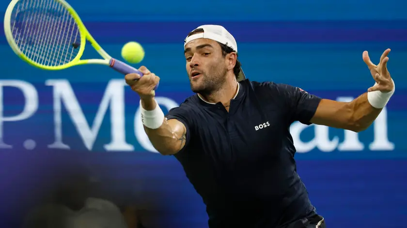 epa11570384 Matteo Berrettini of Italy in action against Taylor Fritz of the US during their second round match at the US Open Tennis Championships at the USTA Billie Jean King National Tennis Center in Flushing Meadows, New York, USA, 28 August 2024. The US Open tournament runs from 26 August through 08 September. EPA/JOHN G. MABANGLO