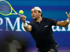 epa11570384 Matteo Berrettini of Italy in action against Taylor Fritz of the US during their second round match at the US Open Tennis Championships at the USTA Billie Jean King National Tennis Center in Flushing Meadows, New York, USA, 28 August 2024. The US Open tournament runs from 26 August through 08 September. EPA/JOHN G. MABANGLO