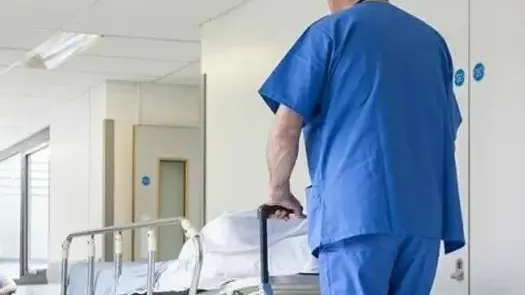 Un infermiere, di spalle, al lavoro in una corsia di un ospedale del Veneto