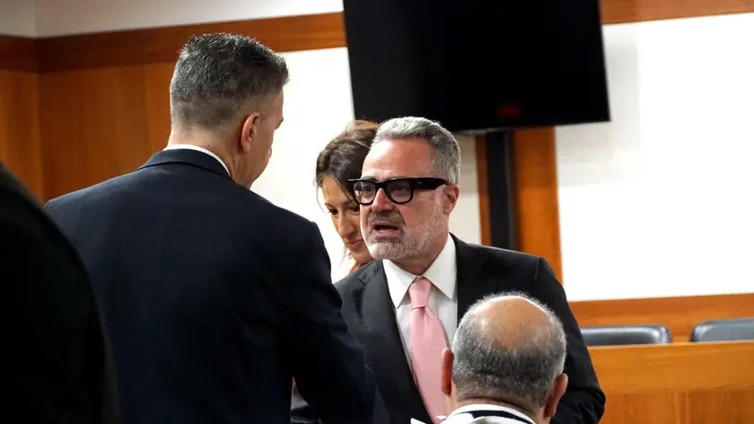 L'avvocato Giovanni Caruso, legale difensore di Filippo Turetta, parla con Gino Cecchettin in aula della Corde di Assise di Venezia il 3 dicembre 2024