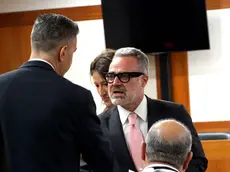 L'avvocato Giovanni Caruso, legale difensore di Filippo Turetta, parla con Gino Cecchettin in aula della Corde di Assise di Venezia il 3 dicembre 2024