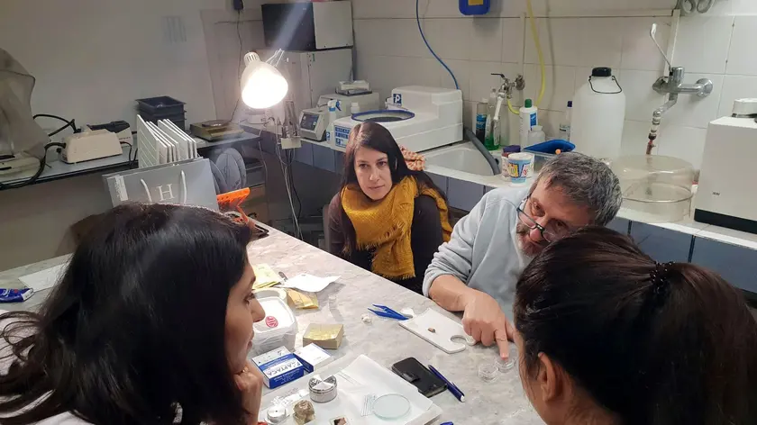 Riunione dei ricercatori per pianificare i tagli al laboratorio di microscopia del Museo delle Civiltà di Roma
