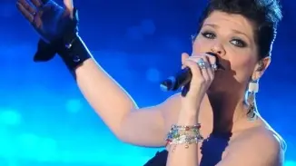 Alessandra Amoroso, 24 anni, è salita alla ribalta del mondo musicale italiano nel 2009, grazie alla partecipazione e alla vittoria nell’ottava edizione del talent show «Amici», di Maria De Filippi. Il suo primo singolo, Immobile, raggiunge subito la prima posizione tra i dischi più venduti in Italia Quest’anno la consacrazione a Sanremo