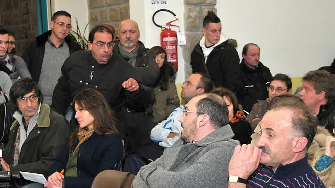 Solesino, 12.12.2012 Biblioteca di Solesino, assemblea cittadina sulle ronde notturne contro i numerosi furti. nella foto: intervento dai toni un po' accesi ph. Zangirolami