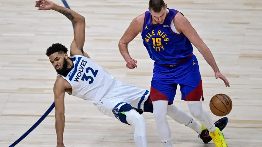 epa11318987 Denver Nuggets center Nikola Jokic (R) fouls Minnesota Timberwolves center Karl-Anthony Towns (L) during the fourth quarter of game one of the Western Conference semifinal series between the Minnesota Timberwolves and the Denver Nuggets at Ball Arena in Denver, Colorado, USA, 04 May 2024. EPA/DUSTIN BRADFORD SHUTTERSTOCK OUT