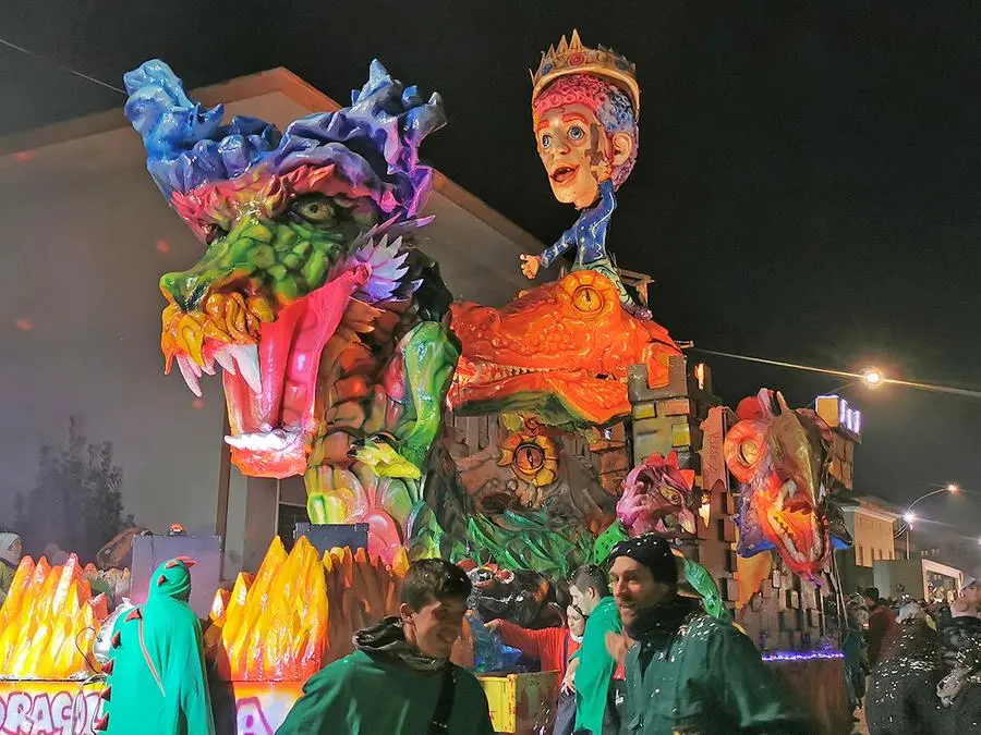 Uno dei carri allegorici sfilati al Carnevale notturno di Presina (foto Piran)