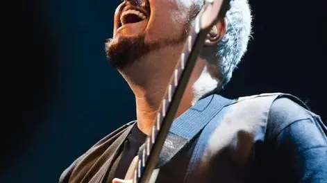 Pino Daniele durante un concerto ANSA / US Parole&Dintorni +++ANSA PROVIDES ACCESS TO THIS HANDOUT PHOTO TO BE USED SOLELY TO ILLUSTRATE NEWS REPORTING OR COMMENTARY ON THE FACTS OR EVENTS DEPICTED IN THIS IMAGE; NO ARCHIVING; NO LICENSING+++