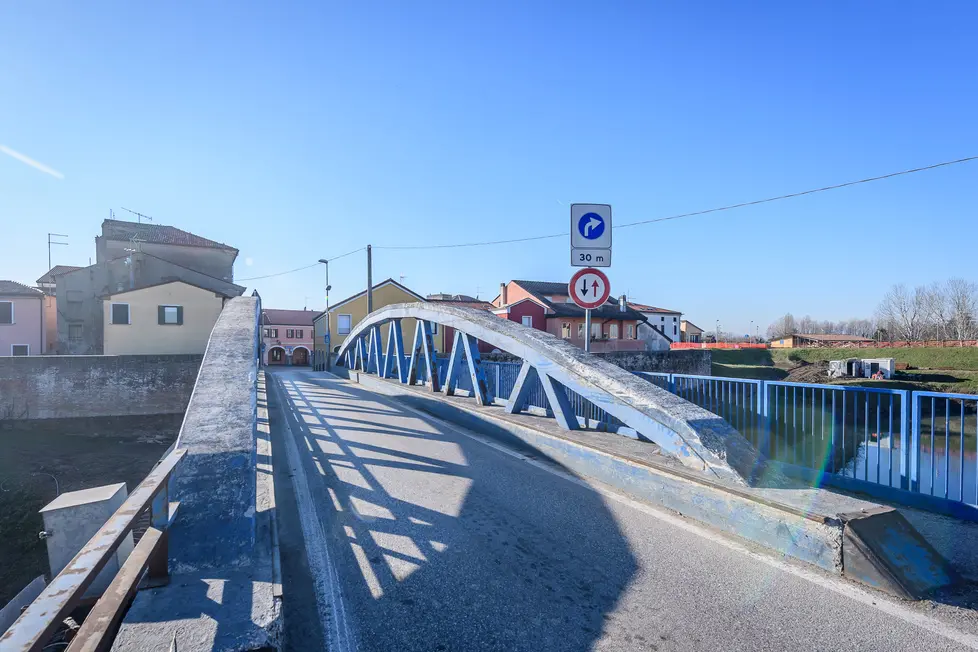 Bovolenta (PD), 19 dicembre 2017. Vedute di Bovolenta. Nella foto: il ponte sul Bacchiglione.