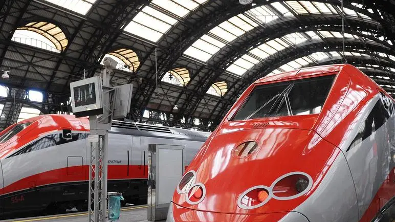 20091113 - MILANO - TRENI: DA OGGI NUOVO TRATTO ALTA VELOCITA'; AUMENTANO PREZZI - L'inaugurazione del treno Frecciarossa, il 13 novembre 2009 alla stazione di Milano Centrale. Entra in vigore da oggi il nuovo orario delle Ferrovie, il primo con la linea alta velocita' completata, da Torino a Salerno. La tratta Roma-Milano sara' percorsa in meno di tre ore, in 37 minuti Firenze-Bologna. Aumentano anche le frequenze dei treni ad alta velocita', ma anche il costo dei biglietti. Ad esempio un biglietto di seconda classe Milano-Roma passa da 75,10 euro a 89 euro; Milano-Bologna 41 euro invece di 37,10. Lecce-Milano 88 euro; Roma-Venezia 73. ANSA / DANIEL DAL ZENNARO / DBA