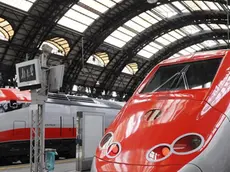 20091113 - MILANO - TRENI: DA OGGI NUOVO TRATTO ALTA VELOCITA'; AUMENTANO PREZZI - L'inaugurazione del treno Frecciarossa, il 13 novembre 2009 alla stazione di Milano Centrale. Entra in vigore da oggi il nuovo orario delle Ferrovie, il primo con la linea alta velocita' completata, da Torino a Salerno. La tratta Roma-Milano sara' percorsa in meno di tre ore, in 37 minuti Firenze-Bologna. Aumentano anche le frequenze dei treni ad alta velocita', ma anche il costo dei biglietti. Ad esempio un biglietto di seconda classe Milano-Roma passa da 75,10 euro a 89 euro; Milano-Bologna 41 euro invece di 37,10. Lecce-Milano 88 euro; Roma-Venezia 73. ANSA / DANIEL DAL ZENNARO / DBA
