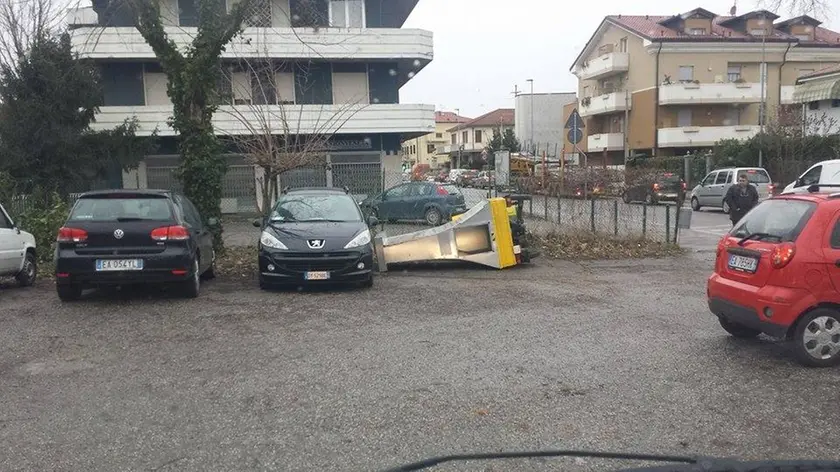 Un "Ape cross" pubblicitario ribaltato dal vento in via vigonovese