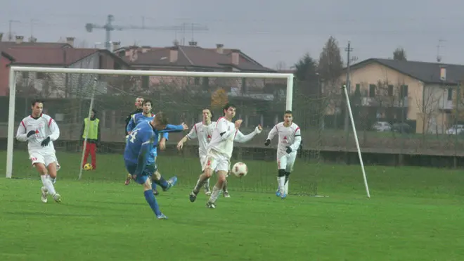 Baron incontro di calcio Campetra(maglia Bianca)-Campodarsego, nella foto Gomiero tenta una conclusione