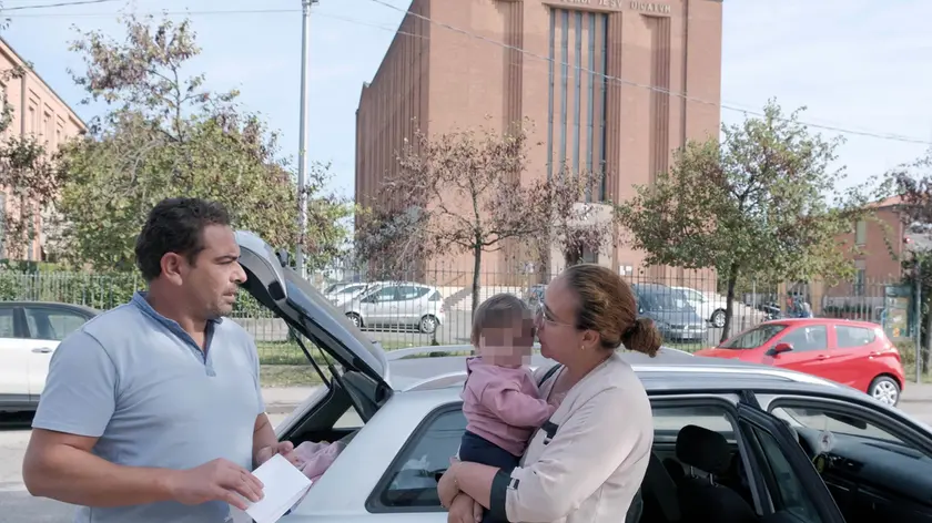 Asma e Nadir vivono con i loro figli in macchina (foto agenzia bianchi)