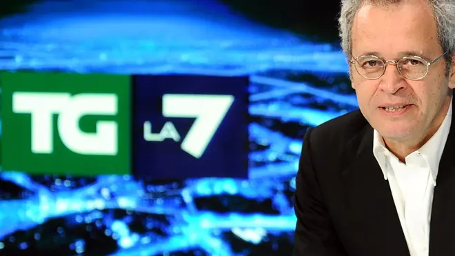 Il giornalista Enrico Mentana posa per una foto a margine dell'incontro con la stampa per il primo anno di conduzione del Tg di La7, stamani 30 agosto 2011 a Roma. ANSA/ETTORE FERRARI