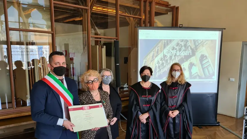 Da sinistra il sindaco di Campolongo, la zia di Cristina, Michela Pavesi e le due prorettrici