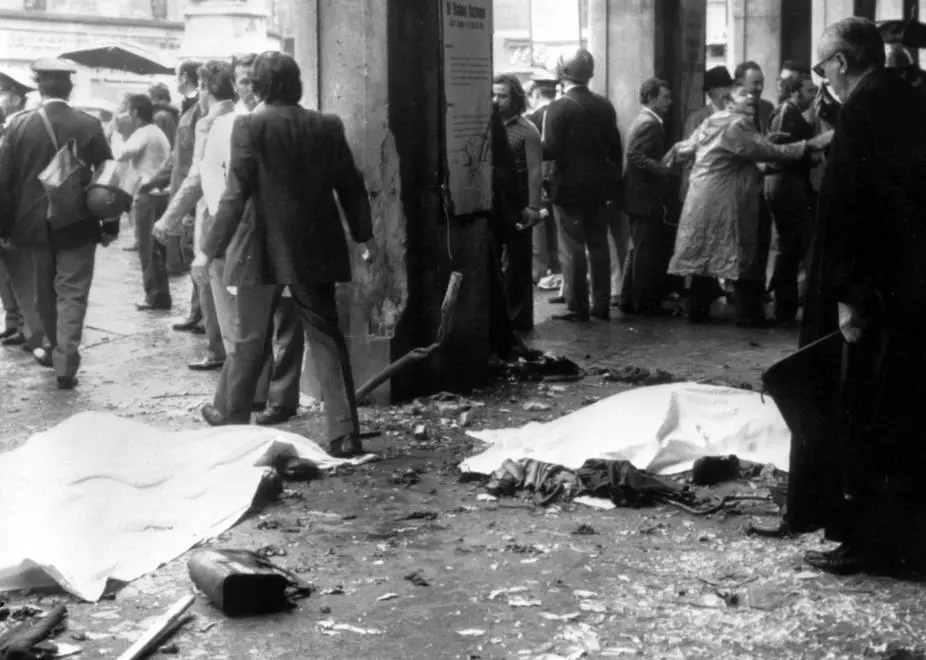 La strage di piazza della Loggia a Brescia, 28 maggio 1974. Si è conclusa con le arringhe degli avvocati degli imputati l'udienza in Cassazione al processo per la strage di Piazza della Loggia. I giudici della V sezione penale si ritirano in camera di consiglio e il presidente Lombardi ha comunicato che la sentenza verrà letta "presumibilmente nel pomeriggio". ANSA