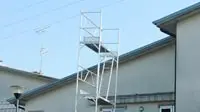 il ponteggio vicino ai fili dell'alta tensione
