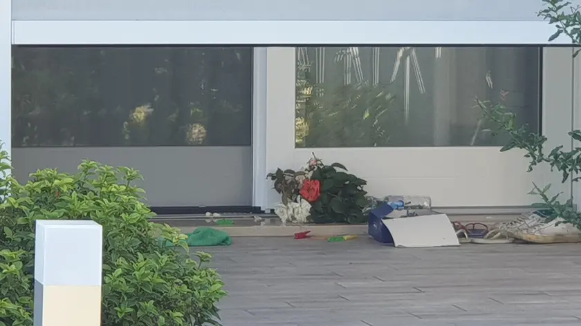 Il mazzo di fiori deposto martedì mattina davanti alla casa (Foto Pòrcile)