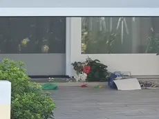 Il mazzo di fiori deposto martedì mattina davanti alla casa (Foto Pòrcile)