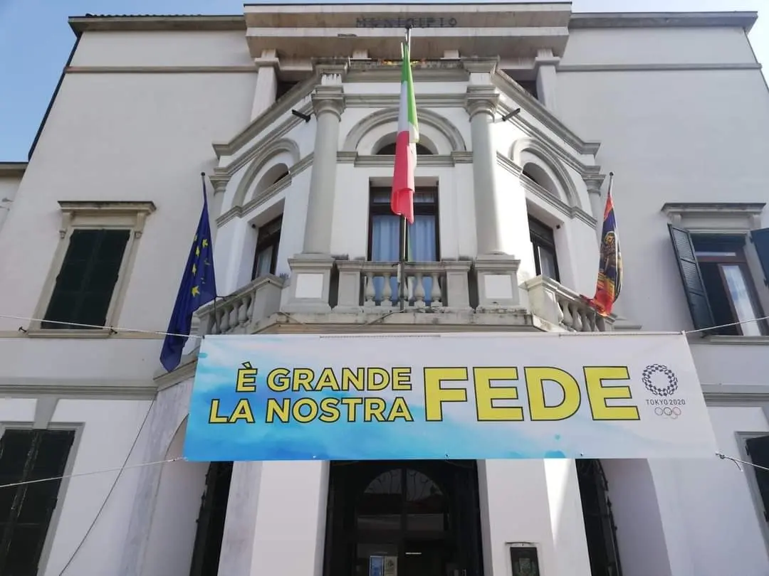 Lo striscione esposto sulla facciata del municipio di Spinea