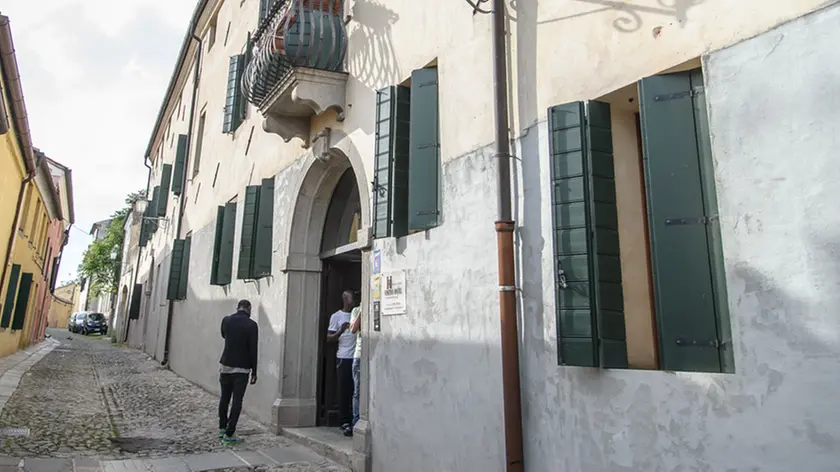 Monselice, 06.04.2015 Reportage su presunta molestia da parte di profugo a ragazzina al parco Buzzaccarini Nella foto: profughi che sostano nel pomeriggio di fronte all'ostello Venetian Hostel.