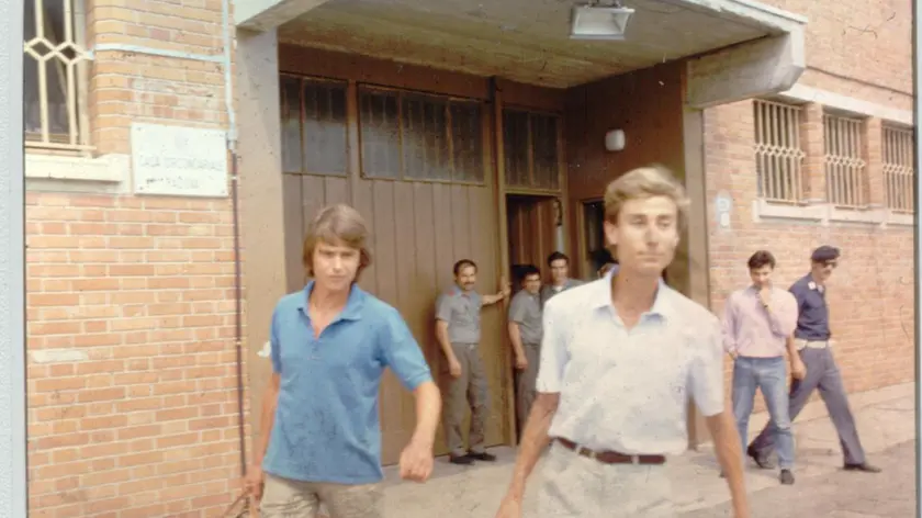 Wolfgang Abel a sinistra e Marco Furlan a destra, all'uscita dal carcere
