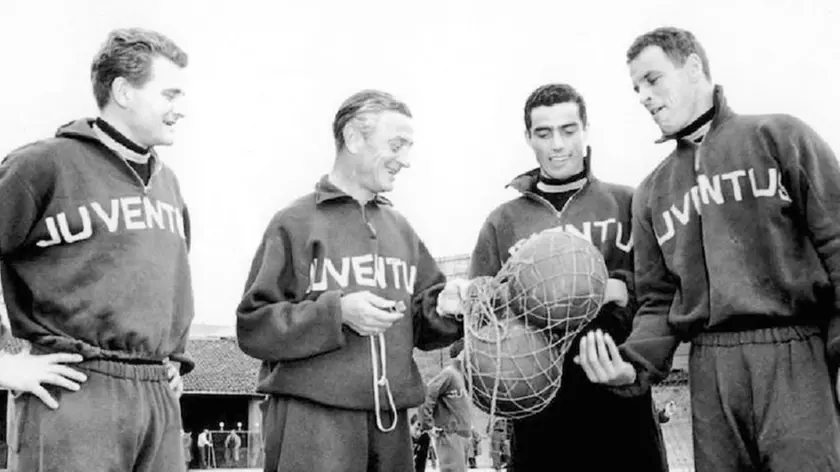 Nicolè (terzo da sinistra) in bianconero tra gli anni 1950 e 1960, assieme a Boniperti, all'allenatore Cesarini e a Charles. ANSA/WIKIPEDIA +++ ANSA PROVIDES ACCESS TO THIS HANDOUT PHOTO TO BE USED SOLELY TO ILLUSTRATE NEWS REPORTING OR COMMENTARY ON THE FACTS OR EVENTS DEPICTED IN THIS IMAGE; NO ARCHIVING; NO LICENSING +++