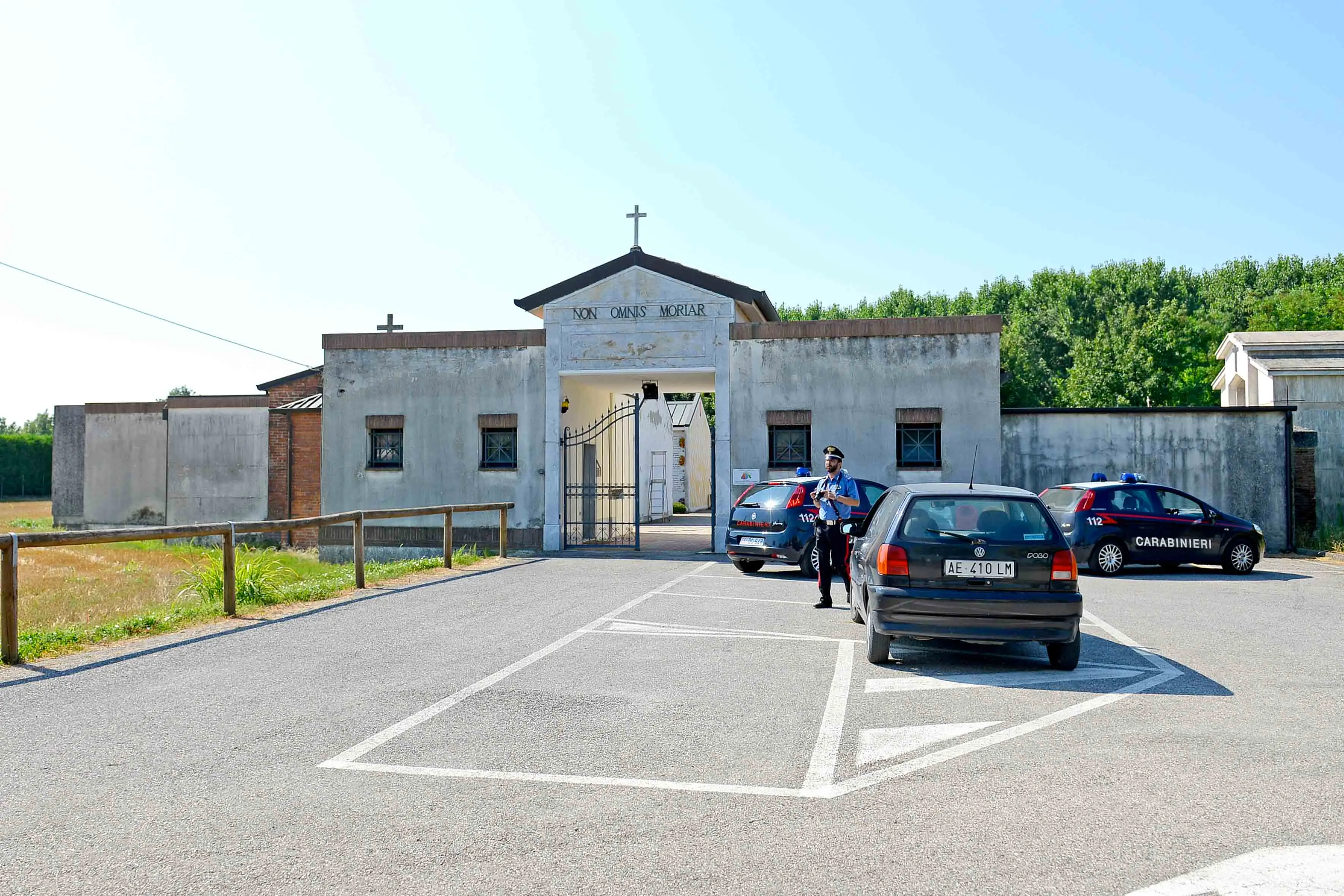 Il piazzale davanti al cimitero, dove si è ucciso (foto Zangirolami)