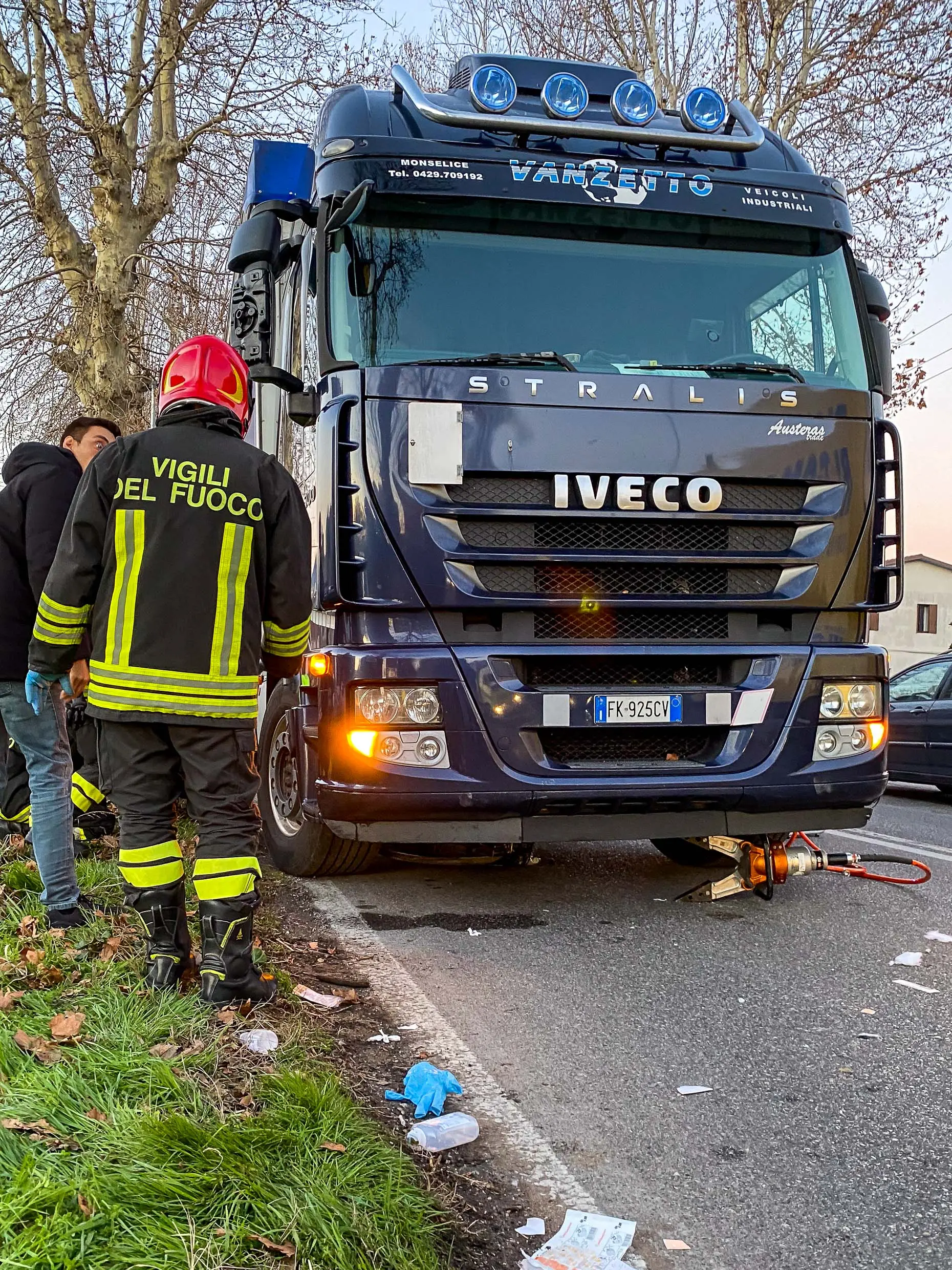Monselice (PD), 12 gennaio 2024. Uomo investito da un camion in Via Rovigana a Monselice. Nella Foto: i rilievi dei vigili e dei pompieri