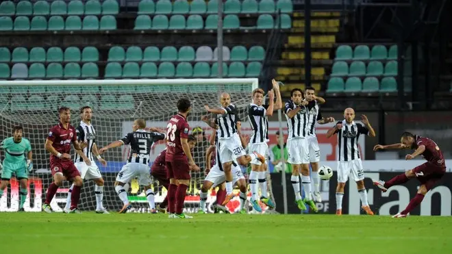 Foto Riccardo Sanesi/LaPresse.02 11 2013 Siena (Italia).Sport Calcio.Siena - Cittadella.Campionato italiano di calcio Serie B Eurobet 2013 2014.Nella foto: .Goal di Di Roberto.Photo Riccardo Sanesi/LaPresse.02 11 2013 Siena (Italy).Sport Soccer.Siena - Cittadella.Italian Football Championship League B Eurobet 2013 2014.In the picture: Gol Di Roberto