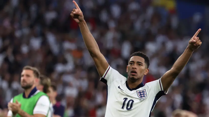 epa11448439 Jude Bellingham of England celebrates winning the UEFA EURO 2024 Round of 16 soccer match between England and Slovakia, in Gelsenkirchen, Germany, 30 June 2024. EPA/ABEDIN TAHERKENAREH