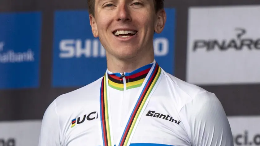 epa11632473 Gold medalist Tadej Pogacar of Slovenia poses on the podium for the Men Elite Road Race at the 2024 UCI Road and Para-cycling Road World Championships in Zurich, Switzerland, 29 September 2024. EPA/MICHAEL BUHOLZER