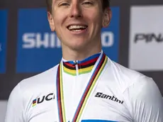 epa11632473 Gold medalist Tadej Pogacar of Slovenia poses on the podium for the Men Elite Road Race at the 2024 UCI Road and Para-cycling Road World Championships in Zurich, Switzerland, 29 September 2024. EPA/MICHAEL BUHOLZER