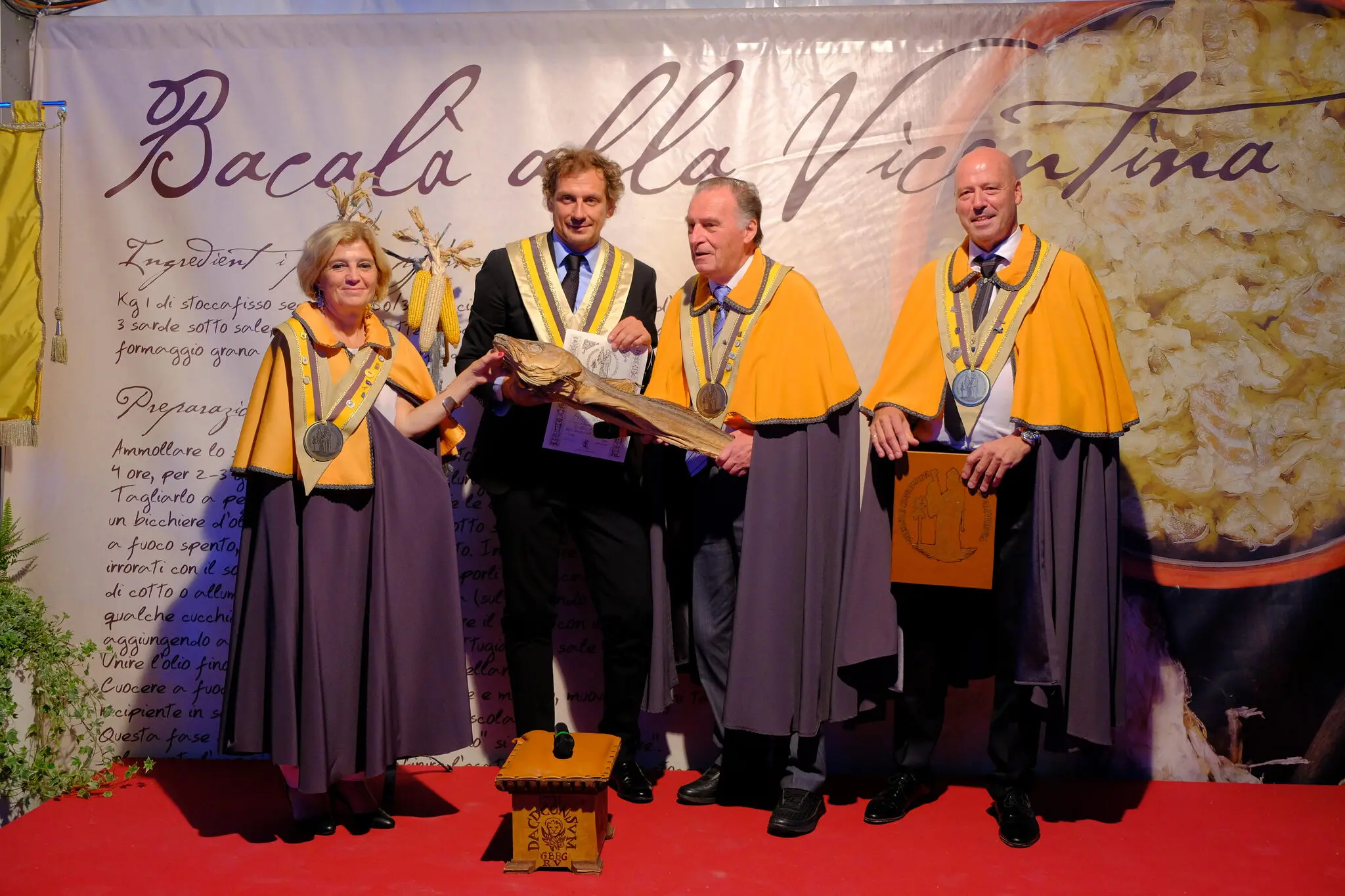 Le ultime due settimane di settembre le strade di Sandrigo (Vicenza) si vestiranno dei colori della bandiera norvegese per ospitare la 35esima edizione della Festa del bacalà alla Vicentina. Nelle foto, il Gran Galà del Bacalà ha anticipato l’apertura degli stand che saranno attivi dal 15 al 18 e dal 22 al 26 settembre nelle piazze del paese dove, oltre al tradizionale piatto, si potranno gustare molte altre ricette tradizionali e innovative a base di bacalà