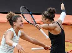 epa11353140 Sara Errani (R) and Jasmine Paolini (L) of Italy, celebtrate after winning the women's double final against Coco Gauff of USA and Erin Routliffe of New Zealand (not pictured) at the Italian Open tennis tournament in Rome, Italy, 19 May 2024. EPA/ALESSANDRO DI MEO