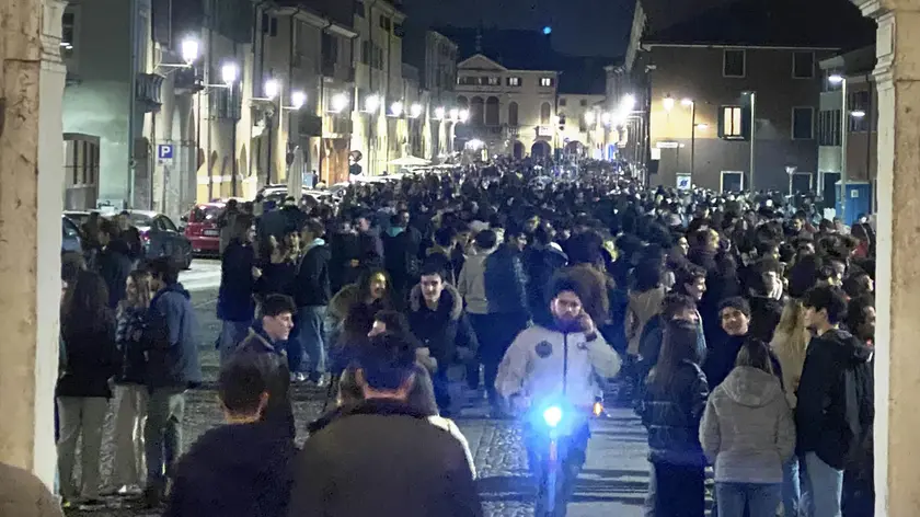 Piazza Portello affollata durante uno dei mercoledì universitari: la Consulta di quartiere 1 propone di installare una centralina fonometrica per misurare il rumore nella piazza (foto Agenzia Bianchi)