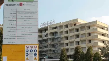 L’HOTEL MICHELANGELO. Le impalcature comparse solo pochi giorni fa e il cartello che annuncia i lavori