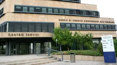 PUBBLICO MINISTERO Benedetto Roberti e in alto Giovanni Guiotto a sinistra il Centro servizi della banca