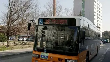 Un bus di Aps: tagli alle corse
