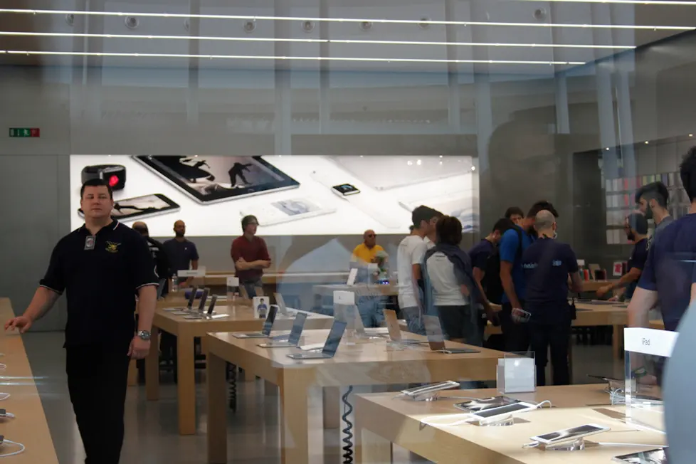 Agenzia Candussi. giornalista: costa. Nave De Vero, fila di clienti per acquistare il nuovo Appel Watch presso Apple store.