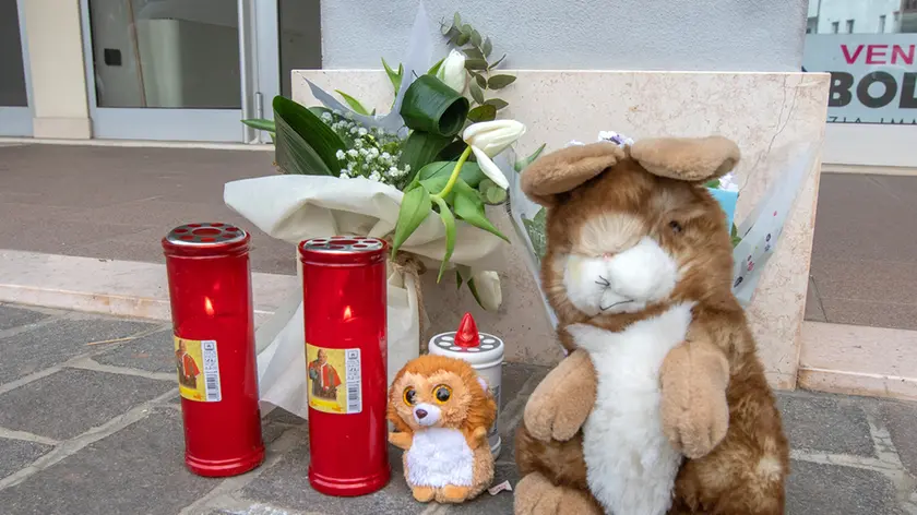 Borin Castello Di Godego luogo omicidio-suicidio fiori sul posto il giorno dopo