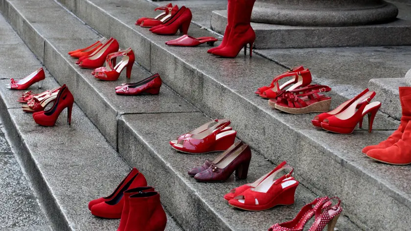 In occasione della giornata mondiale contro la violenza sulle donne, il teatro Regio di Parma ha posizionato sugli scalini dell'ingresso alcune scarpe rosse, 25 novembre 2019. ANSA/SANDRO CAPATTI