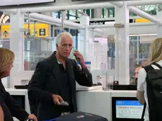 Il presidente del Coni, Giovanni Malagò, all'aeroporto di Fiumicino, prima dell'imbarco sul volo diretto a Parigi per i Giochi Olimpici, 19 luglio 2024. ANSA / Telenews