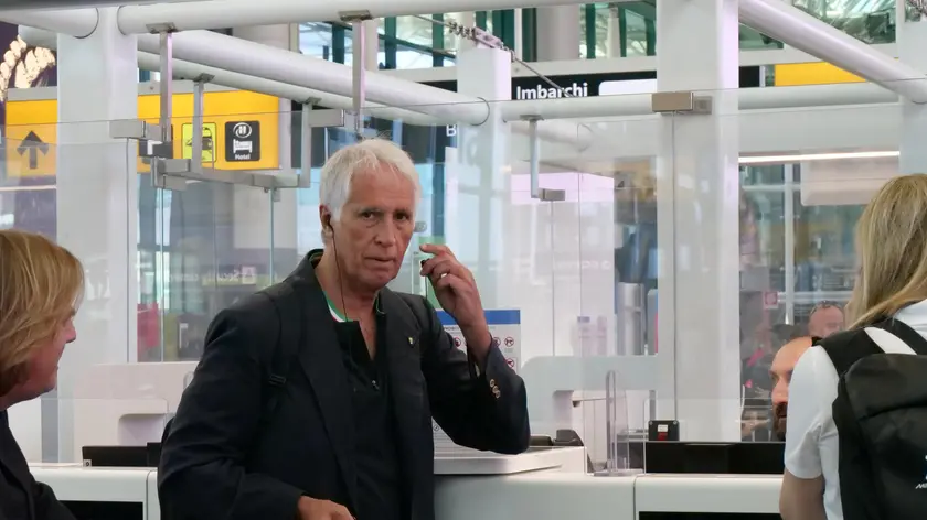 Il presidente del Coni, Giovanni Malagò, all'aeroporto di Fiumicino, prima dell'imbarco sul volo diretto a Parigi per i Giochi Olimpici, 19 luglio 2024. ANSA / Telenews