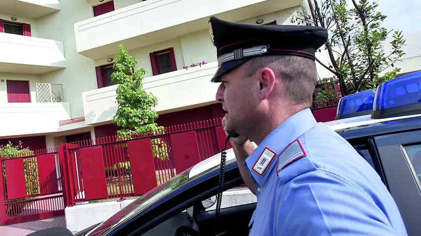 Un carabiniere impegnato in un sopralluogo di un condominio
