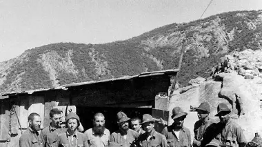 Due immagini storiche dal volume Il villaggio Pagnacco e, a destra la tomba del tenente Zanibon