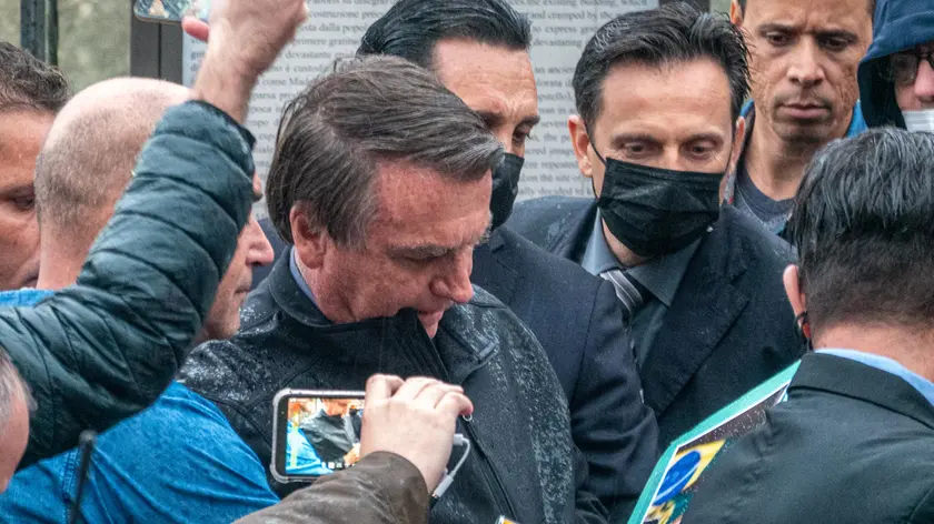 Bolsonaro firma autografi ad Anguillara (www.fotozangirolami.com)