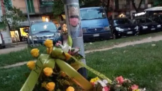 I fiori sul luogo dell’omicidio
