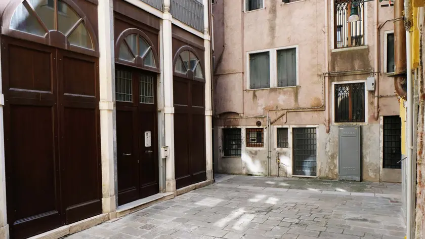 Il condominio dove abitavano i terroristi